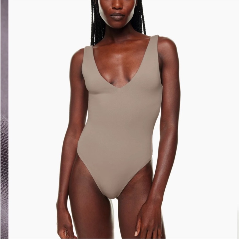Aritzia Contour v-neck bodysuit, barely worn